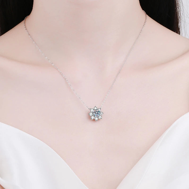 NeeTim 1CT Moissanite Diamond Necklace For Woman Pendant 925 Silver Plated with White Gold Chains Party Bridal Fine Jewelry Gift